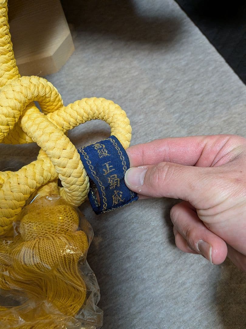 黒箱のうえに飾る伝統的な五月人形 兜