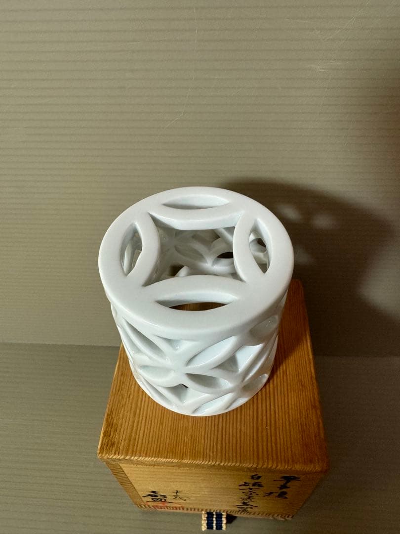 2774 茶道具平戸焼 横石嘉助 平戸白磁七宝透 蓋置 共箱　未使用