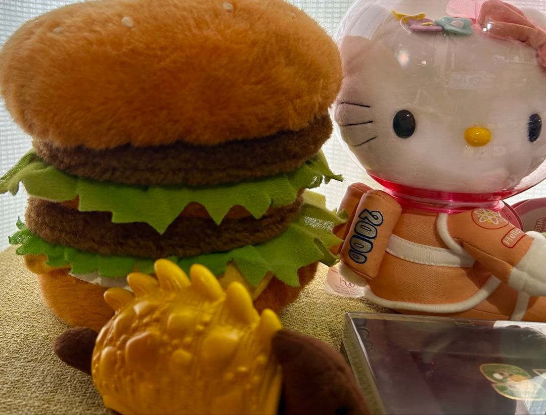 サンリオハローキティ&ビッグマックぬいぐるみ&ハッピーセットおまけ&ピンバッジ