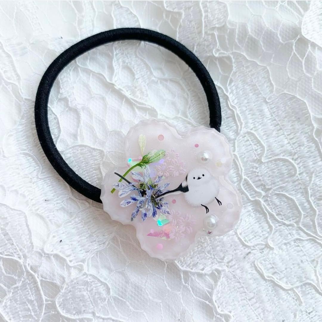 【3406】シマエナガ ほんのり桃色お花型 ヘアゴム ブルーのユーフォルビアと桜