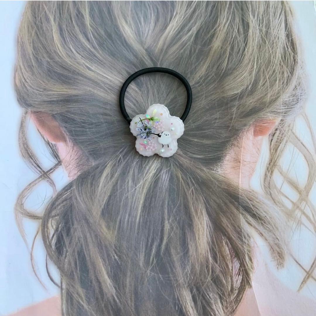 【3406】シマエナガ ほんのり桃色お花型 ヘアゴム ブルーのユーフォルビアと桜
