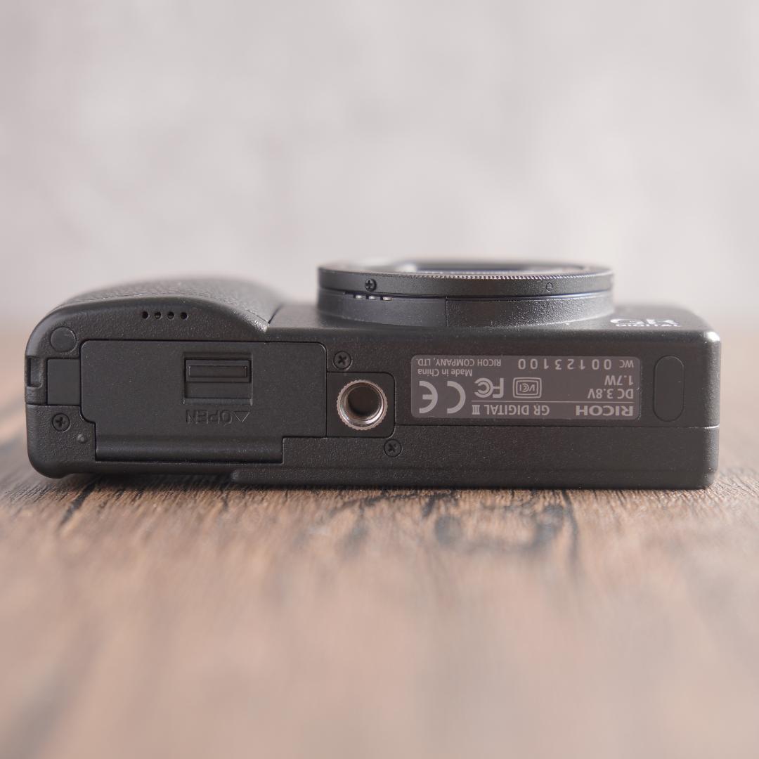 ✨ショット数4回でほぼ新品✨RICOH GR DIGITAL III　10333