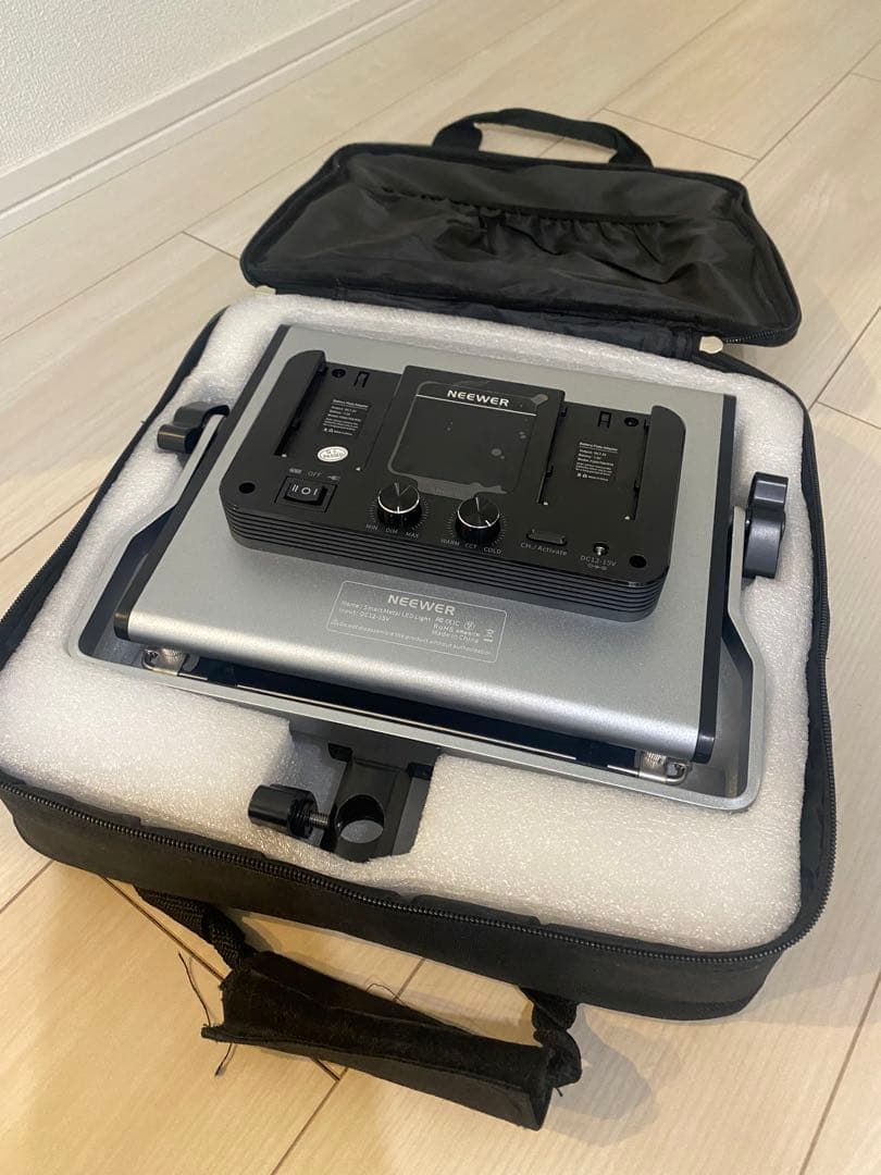 Neewer 528 LEDライト　(ケース付き)