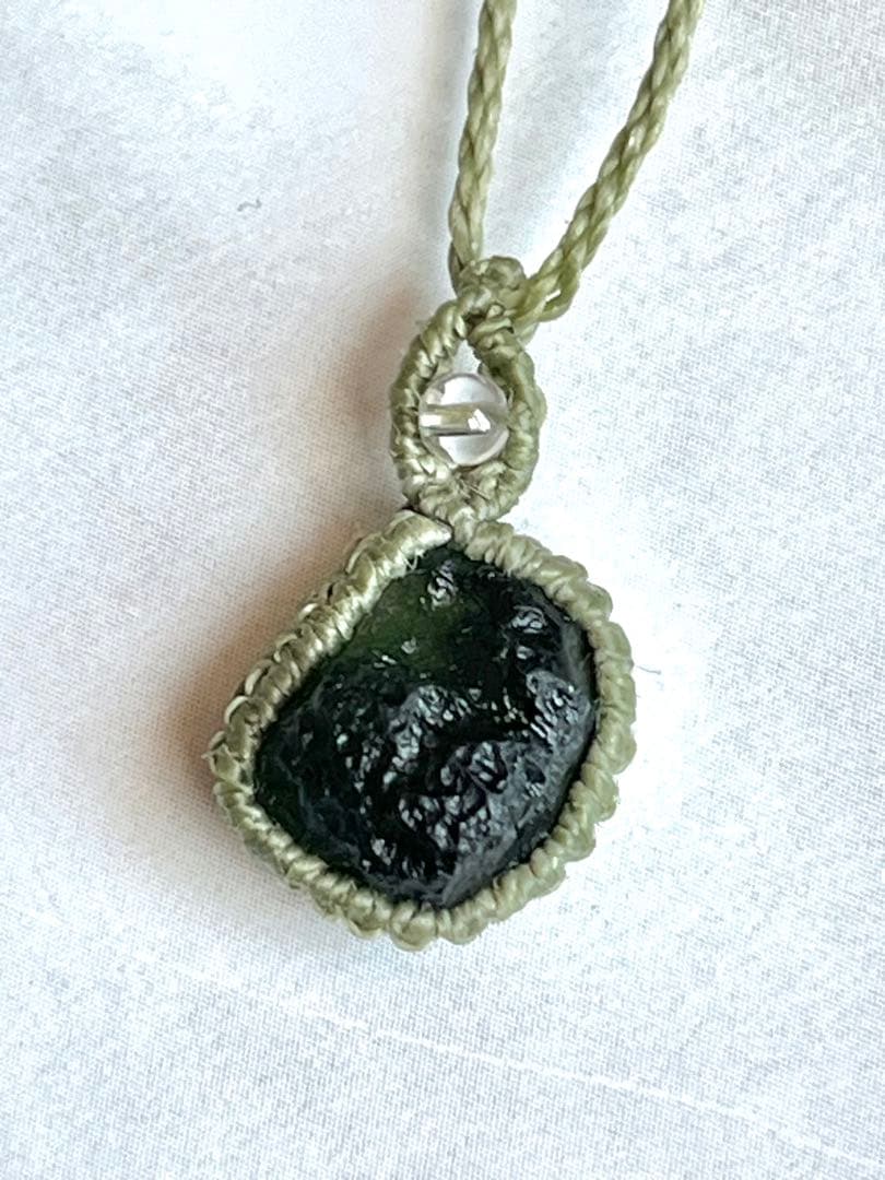 天然ガラス『モルダバイト』ペンダント