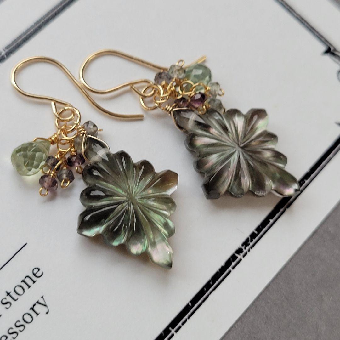 ブラックシェル×水晶 ロゼンジカービング ピアス