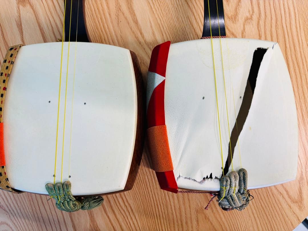 三味線 2本セット（1本使用可＋1本皮破れ）置き台付き