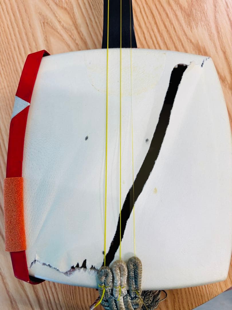 三味線 2本セット（1本使用可＋1本皮破れ）置き台付き