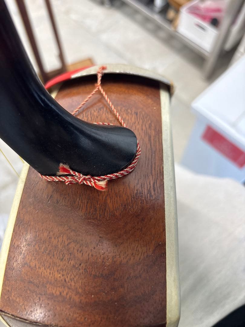 三味線 2本セット（1本使用可＋1本皮破れ）置き台付き