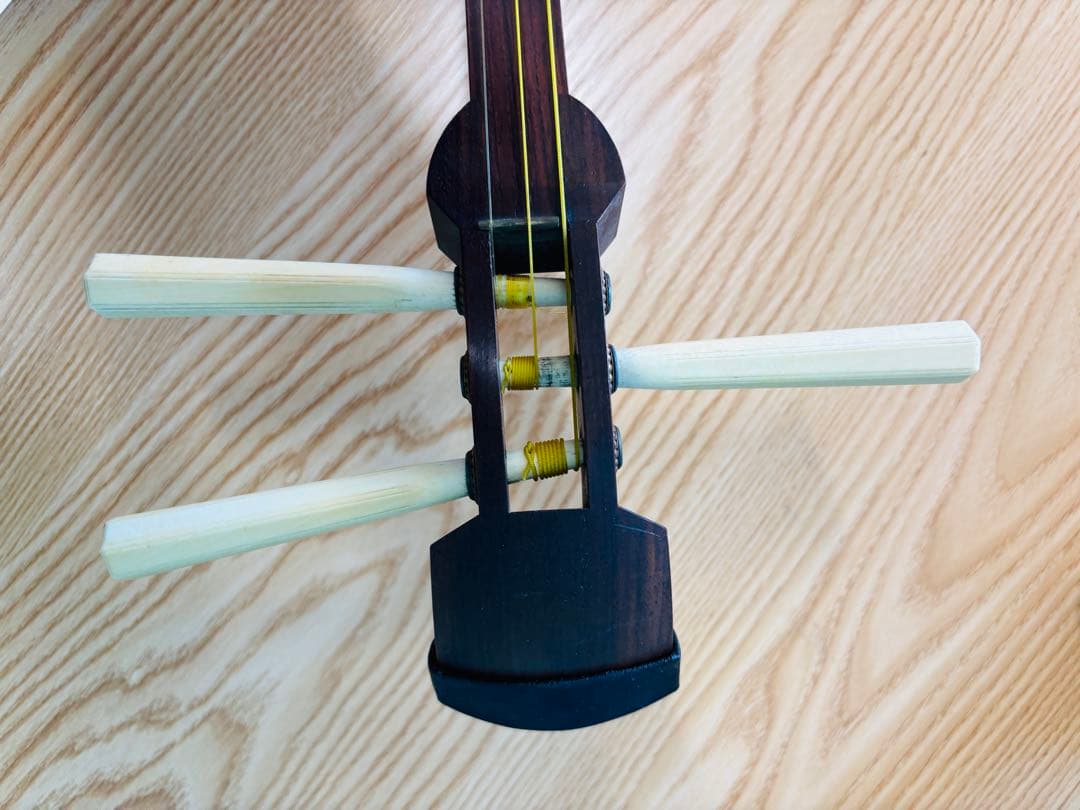 三味線 2本セット（1本使用可＋1本皮破れ）置き台付き