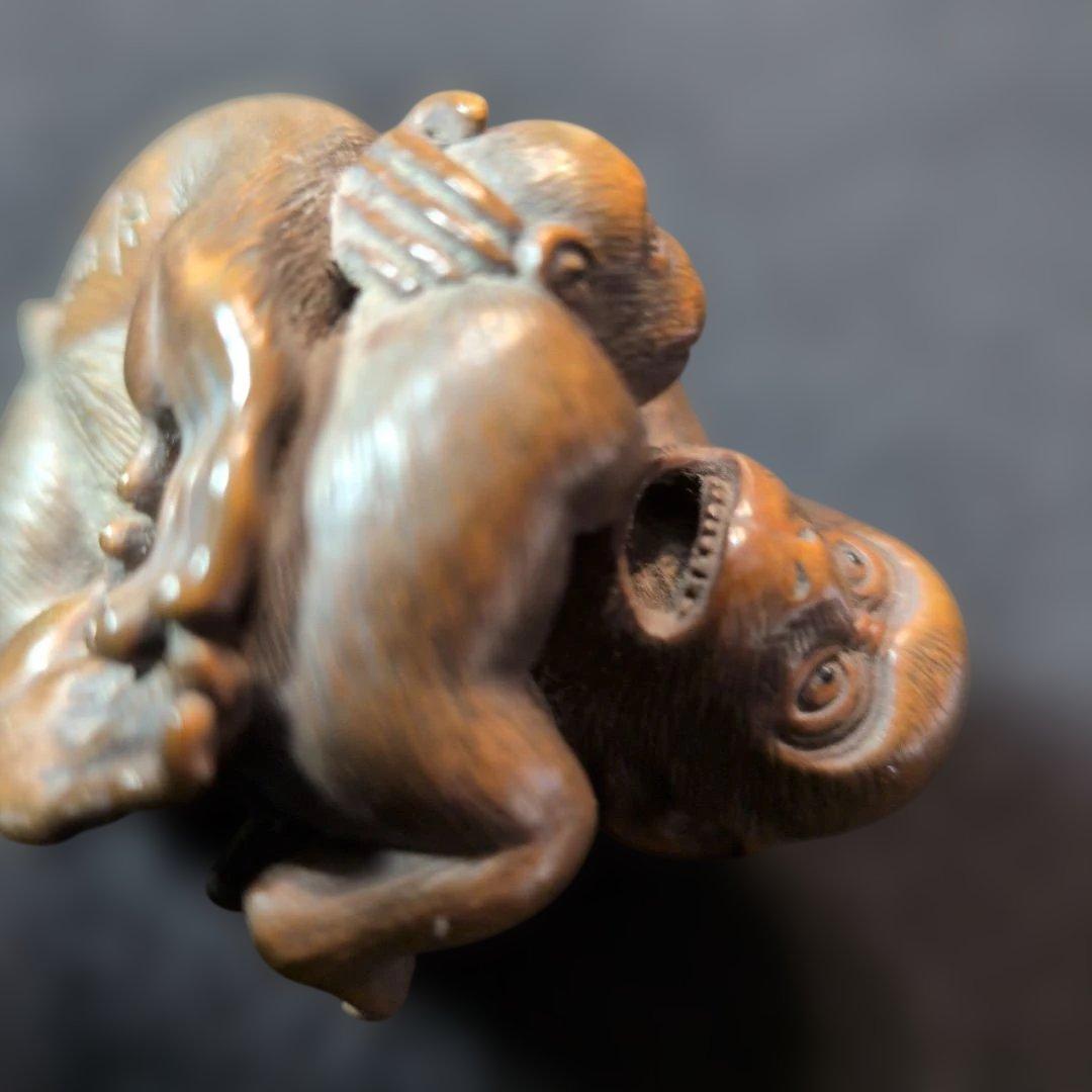 初代伊勢正直作　親子猿　根付