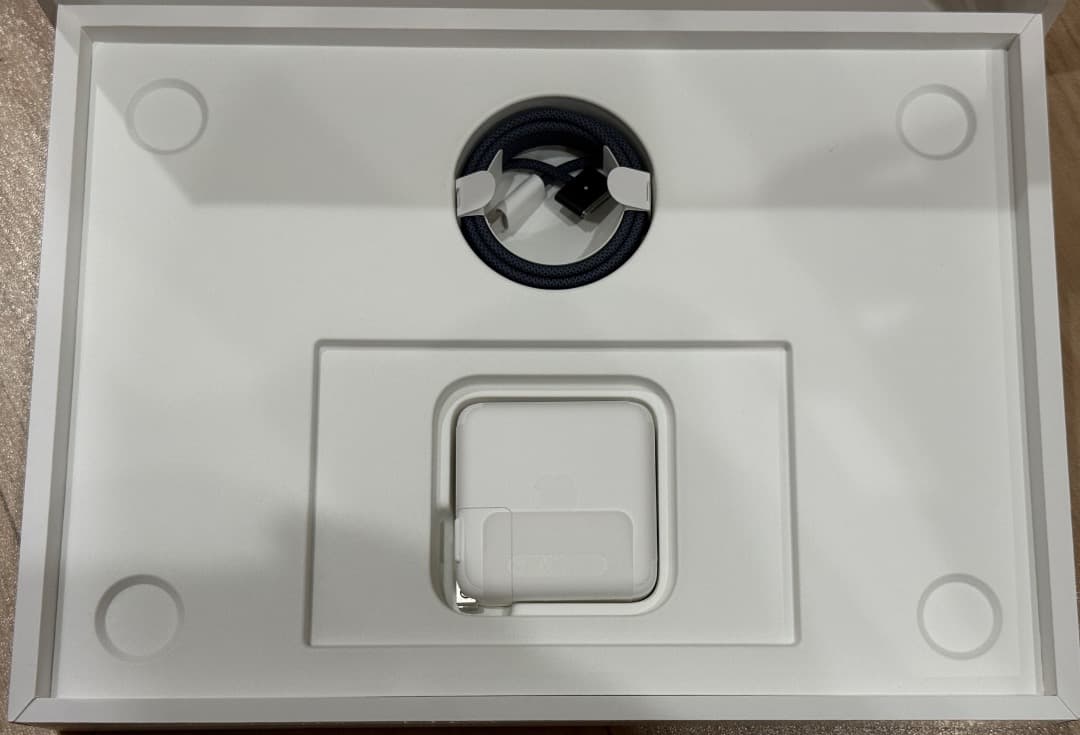 MacBook Air M3 13インチ ミッドナイト512GBメモリ16GB