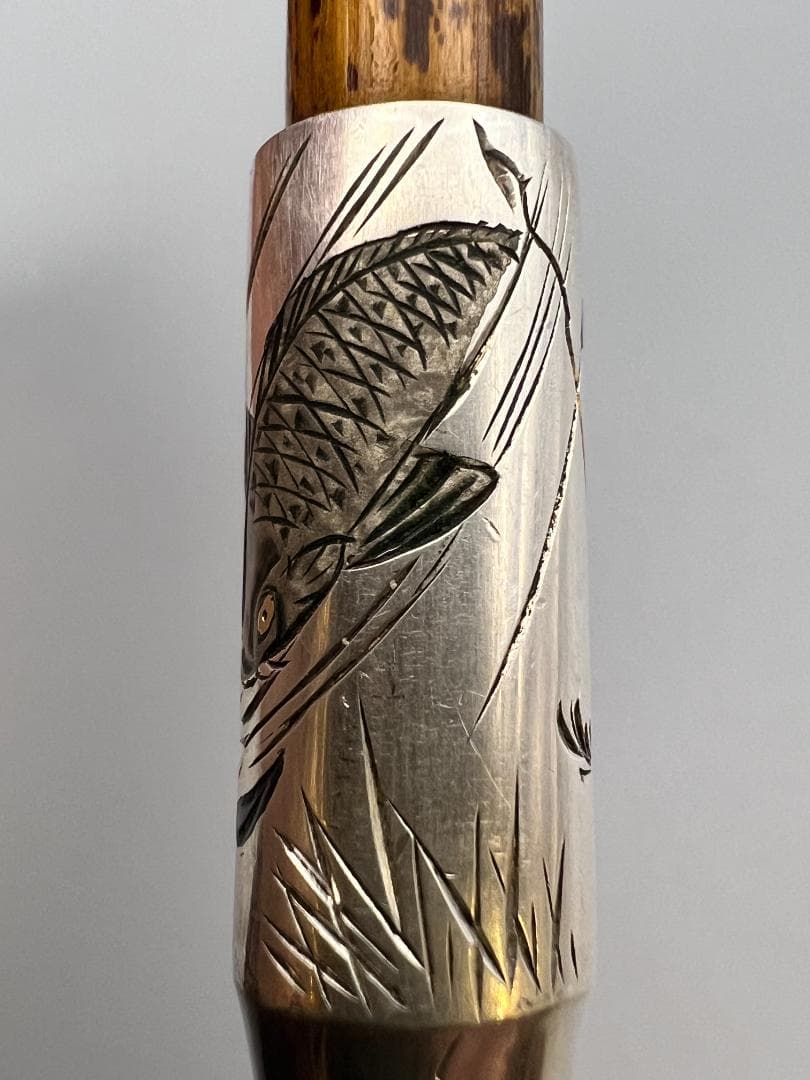 銀製　光之刻在銘　鯉水草図　手彫　煙管　キセル　銀細工　重量約35g