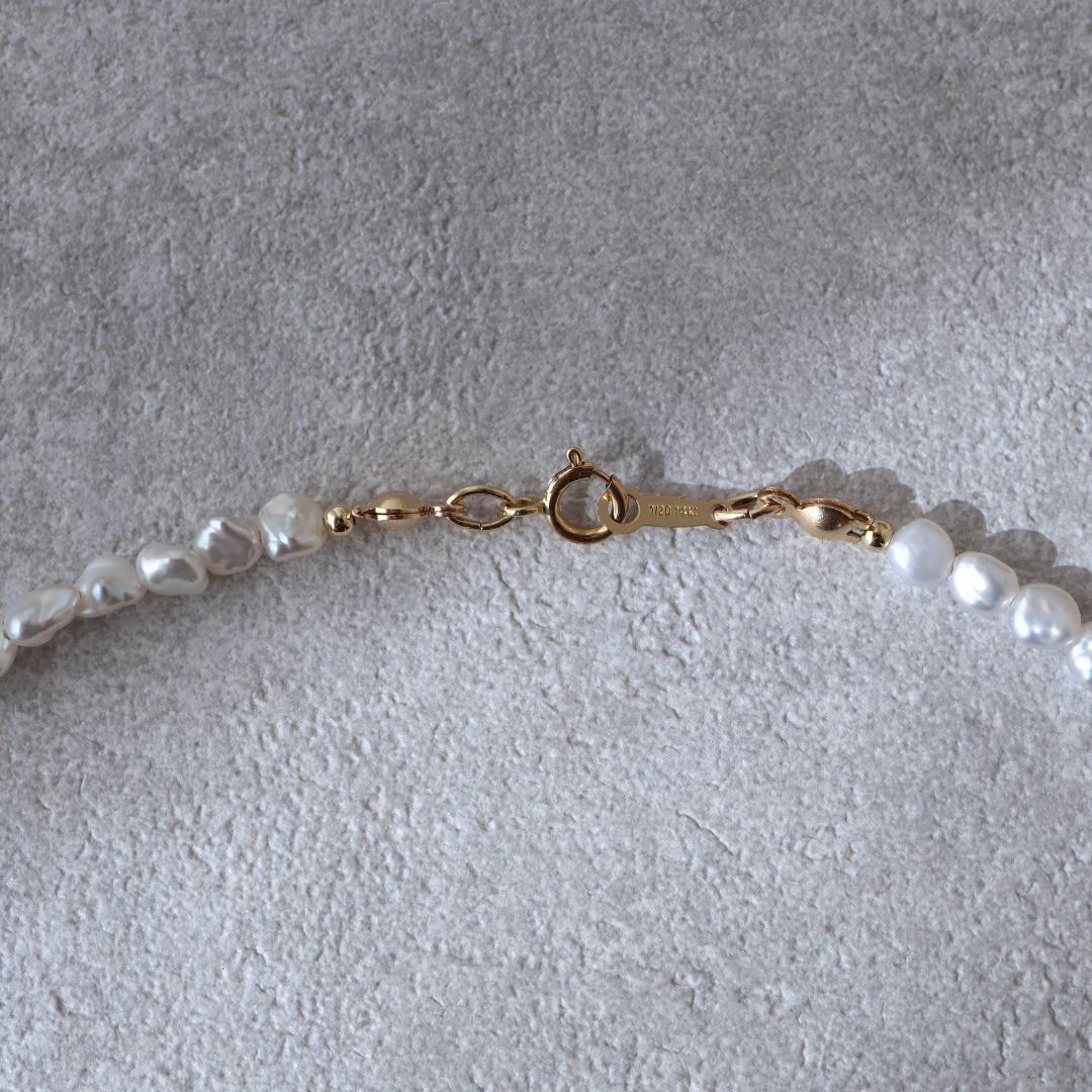 小粒パールのネックレス　パールネックレス　シンプル　カジュアル　高品質　バロック