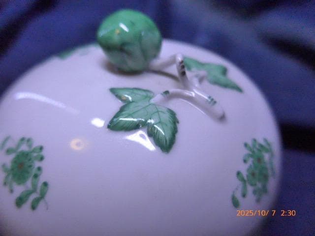 全て手彩色のヘレンドのアポニーグリーンの豪華な脚付き菓子器です。フィニアルは苺