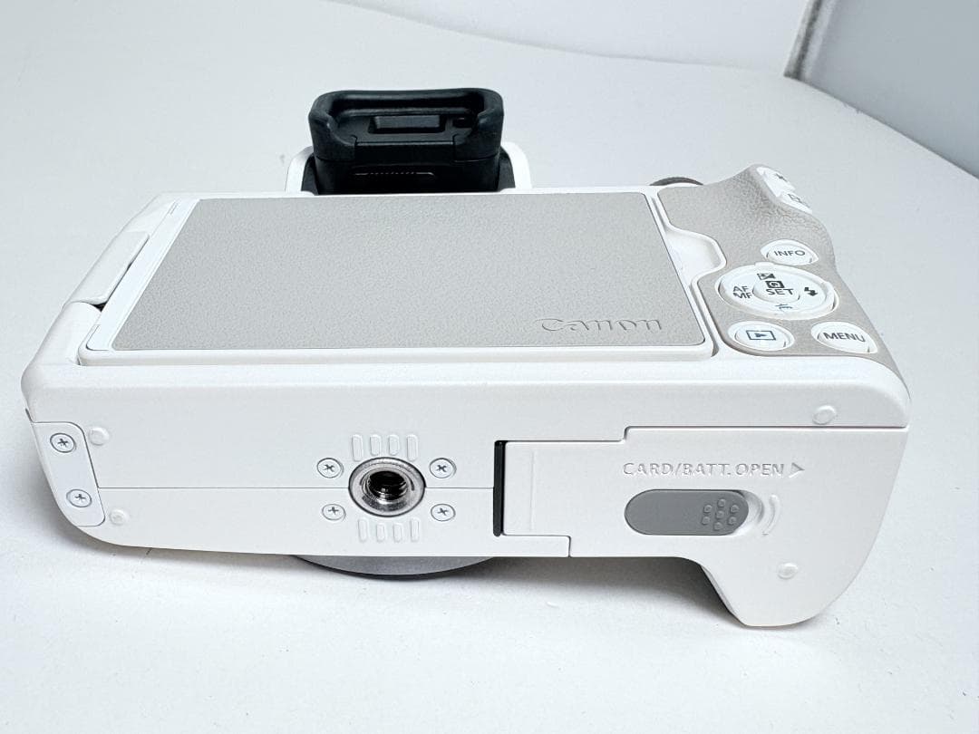 新品級 キヤノン EOS Kiss M ボディ ホワイト
