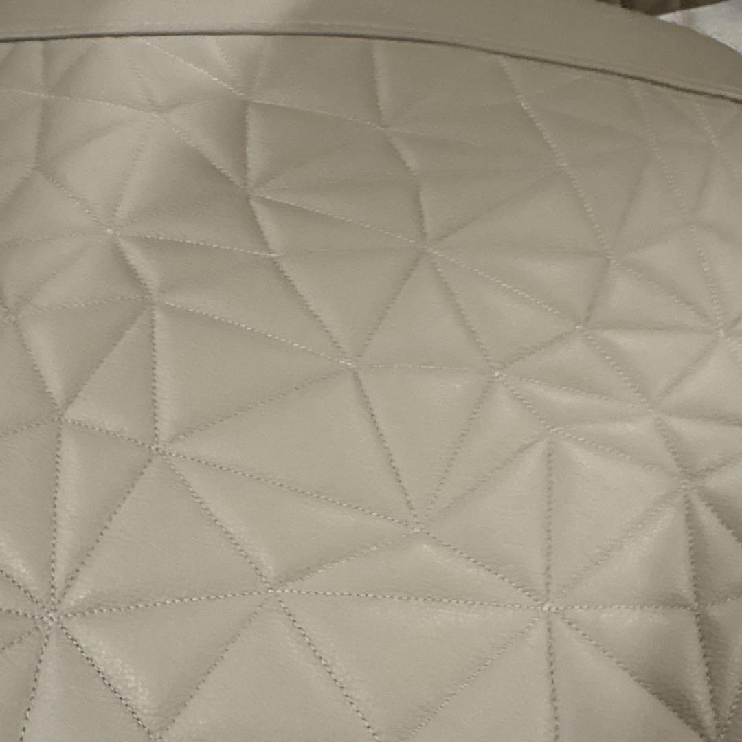 グレーの合成皮革椅子