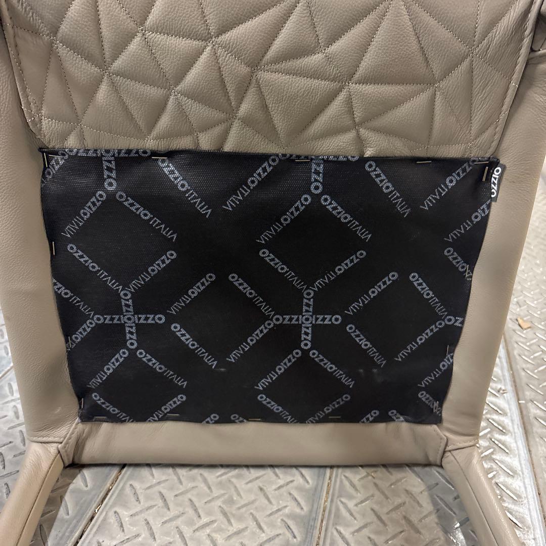 グレーの合成皮革椅子