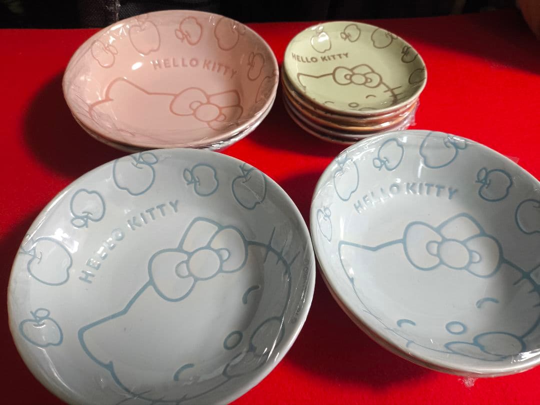 新品ハローキティペアボウル６枚と 2011ミニプレート５枚　食器　皿　陶器