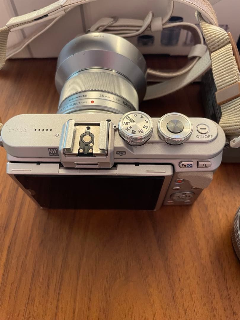 OLYMPUS PEN E-PL8 ミラーレス一眼 単焦点レンズ付き　レンズ3本