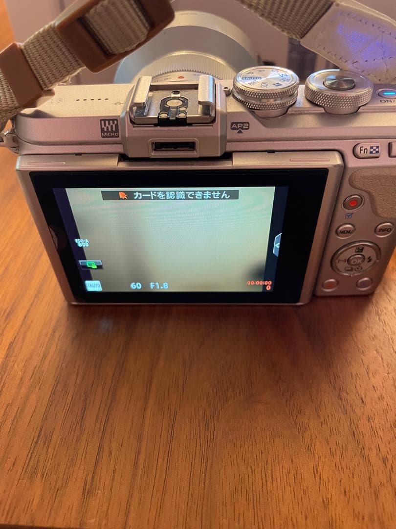 OLYMPUS PEN E-PL8 ミラーレス一眼 単焦点レンズ付き　レンズ3本