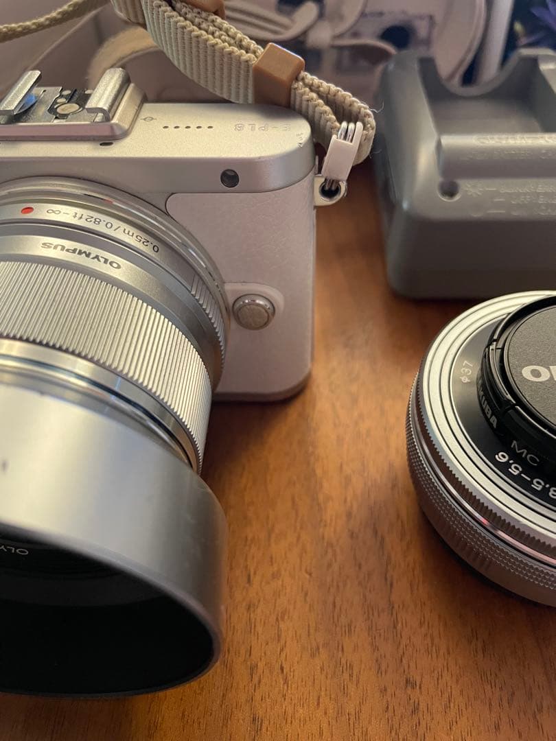 OLYMPUS PEN E-PL8 ミラーレス一眼 単焦点レンズ付き　レンズ3本