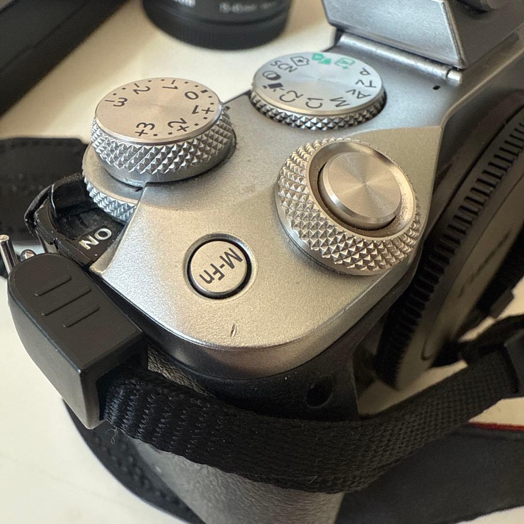 Canon eos m6 シルバー　ズームレンズ&EVF付 (レンズ不具合あり)