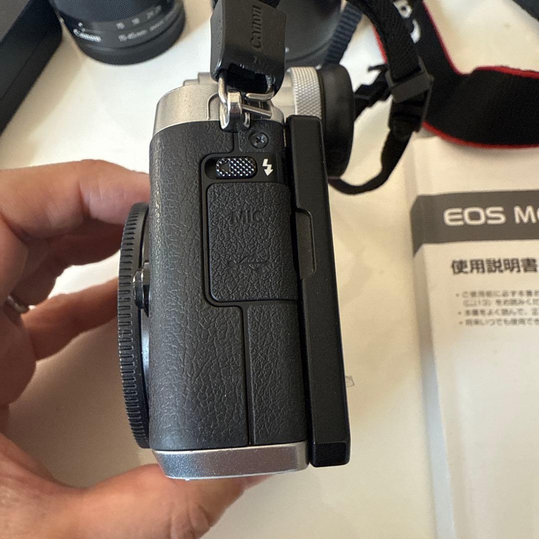 Canon eos m6 シルバー　ズームレンズ&EVF付 (レンズ不具合あり)