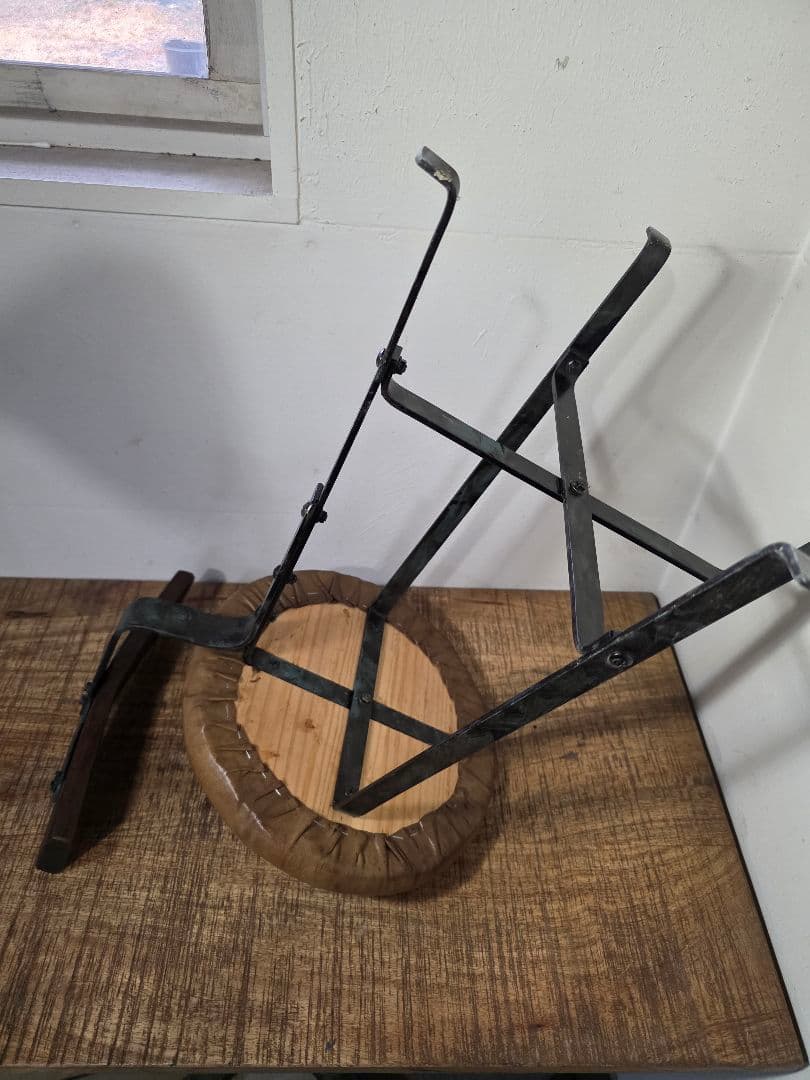 ハンドメイド椅子　インダストリアル　牛革座面　オールナット背もたれ