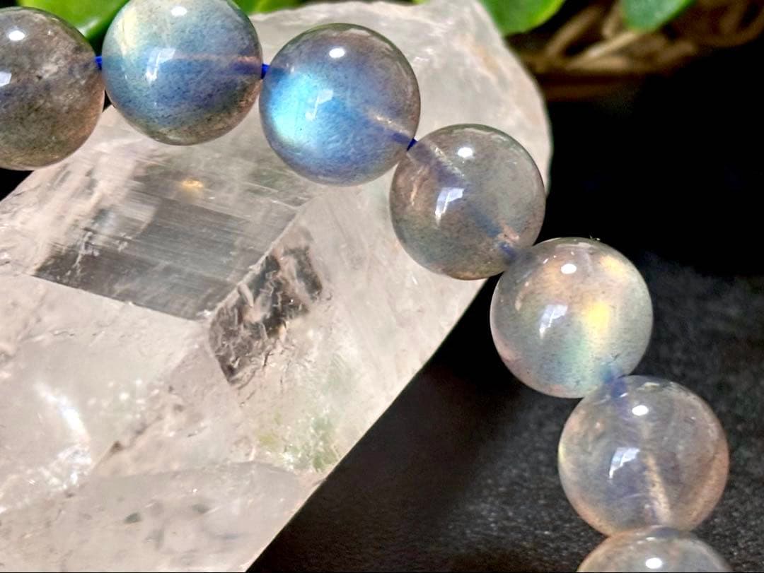 究極品質　神秘的な輝き　幻のオーロラブルーラブラドライトのブレス　10.8㎜