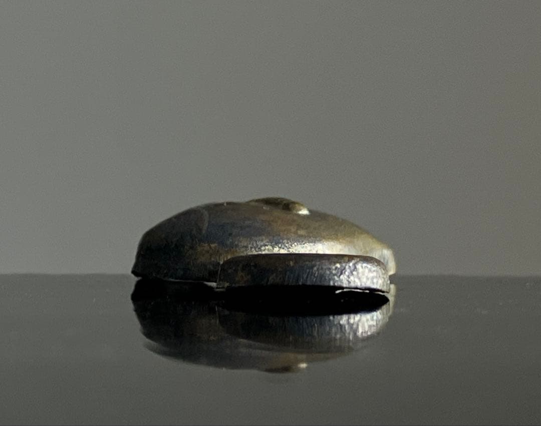 【小粋な江戸金具 虫喰い栗 約2㎝ 江戸後期〜明治頃】金属工芸民藝デザイン根付け