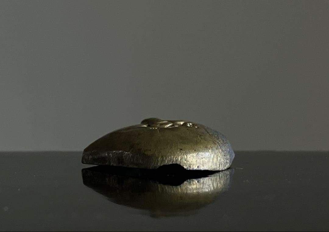 【小粋な江戸金具 虫喰い栗 約2㎝ 江戸後期〜明治頃】金属工芸民藝デザイン根付け