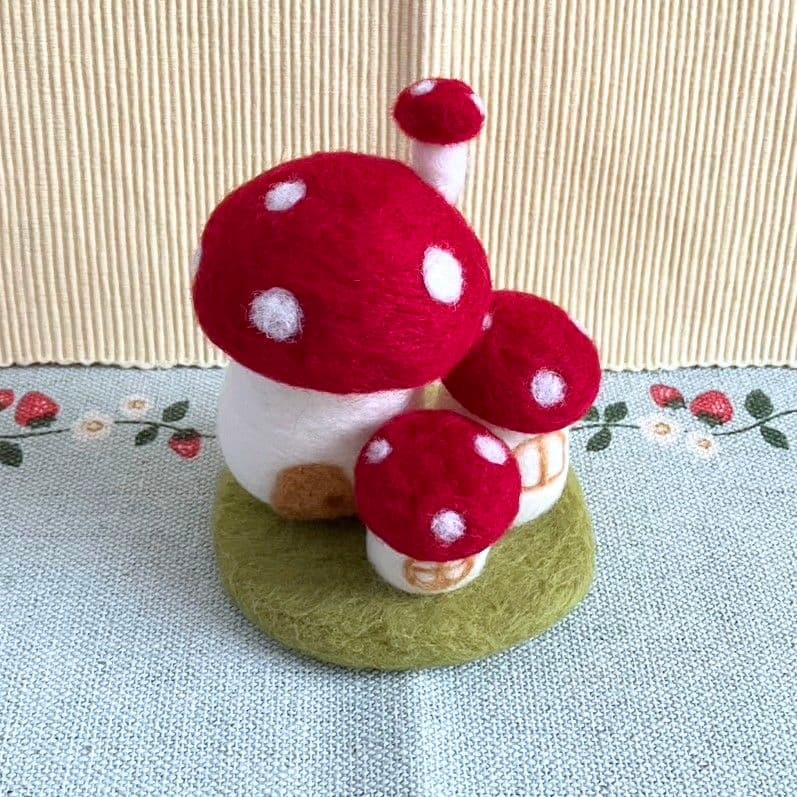 yano-kun  羊毛フェルト 作品 リスちゃんのリース