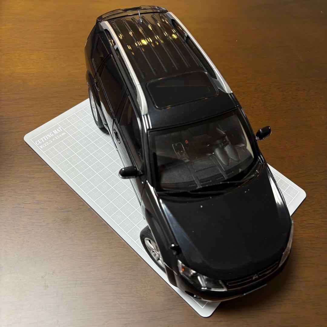 三菱アウトランダー　海外製　ミニカー　1/18