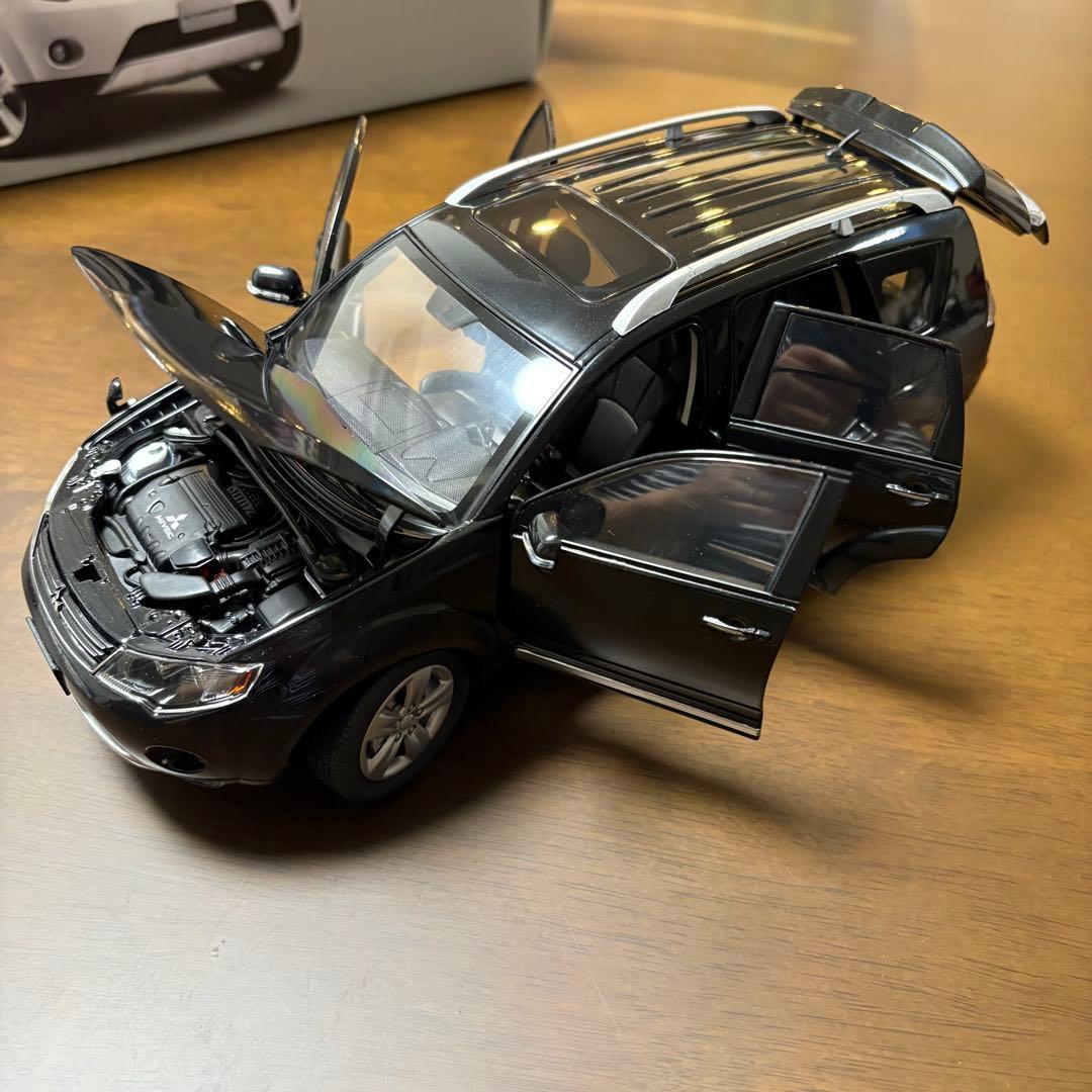 三菱アウトランダー　海外製　ミニカー　1/18