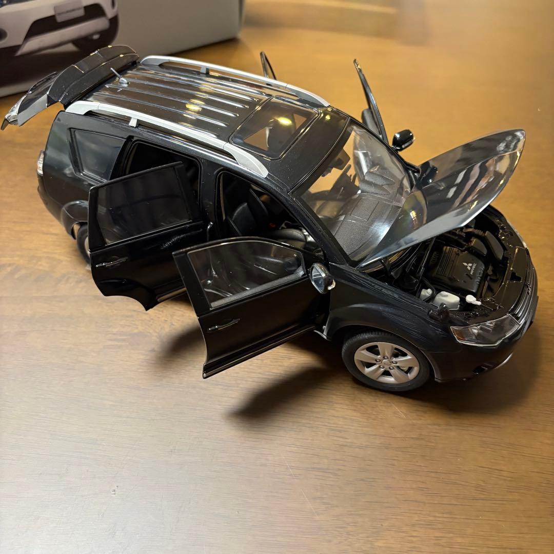 三菱アウトランダー　海外製　ミニカー　1/18