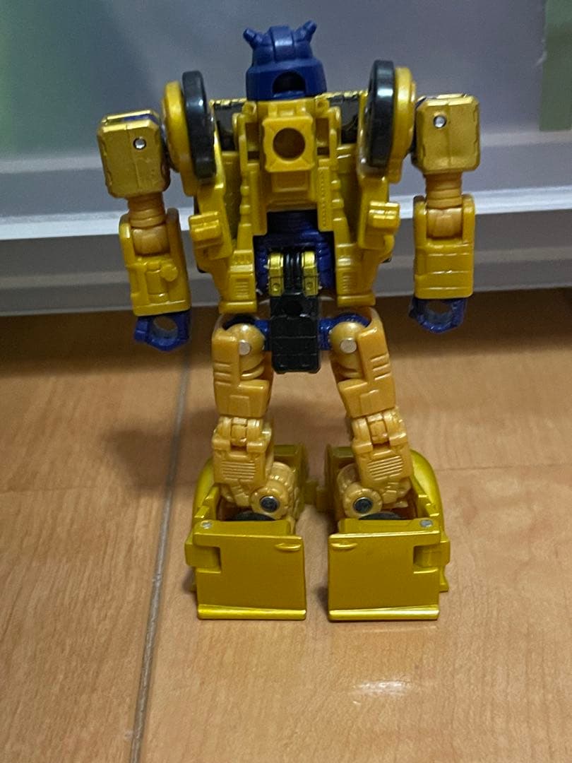 トランスフォーマー レガシー ゴールドバグBuzzworthyBumblebee