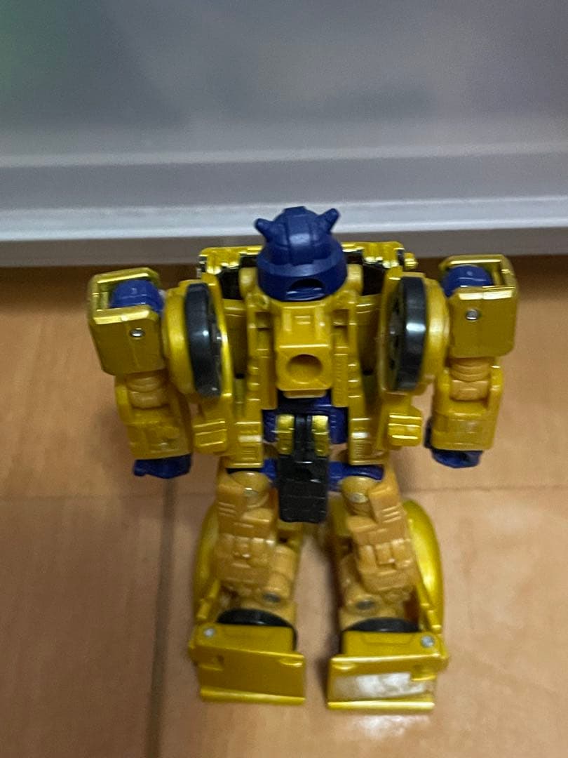 トランスフォーマー レガシー ゴールドバグBuzzworthyBumblebee