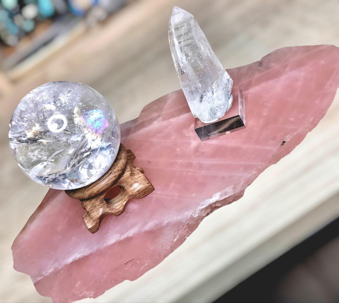 天然アイリスクォーツ スフィア 54mm ブラジル産 木製台座付 虹 天然水晶