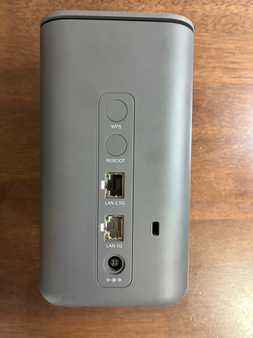 【極美品】docomo  5G HR02 ルーター