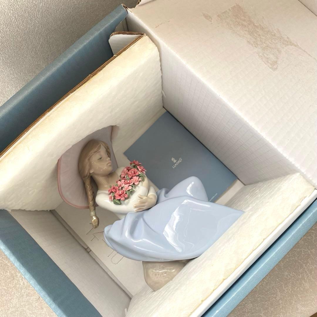 LLADRO リヤドロ 『 花の香りに包まれて 』 置物