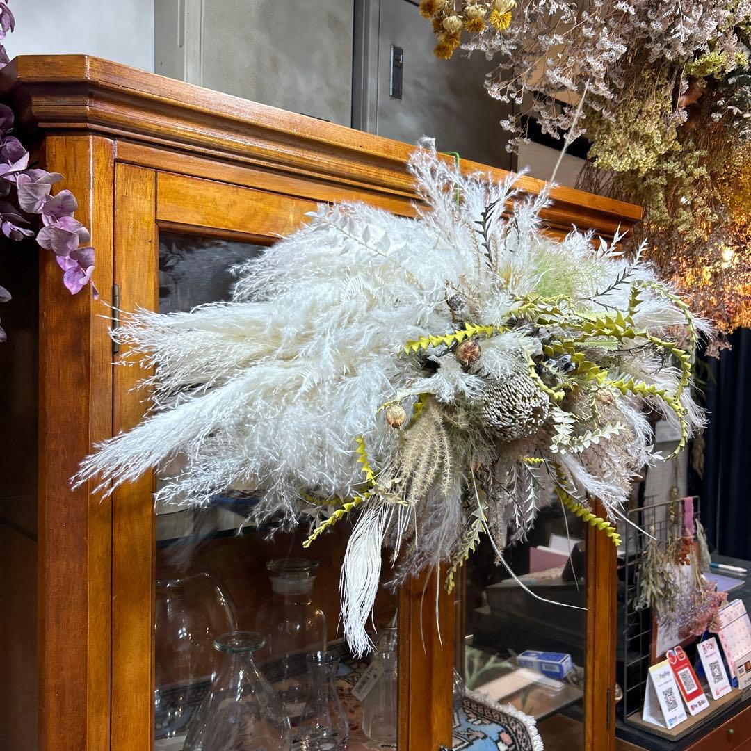 パンパスグラスとバンクシアの横長スワッグ