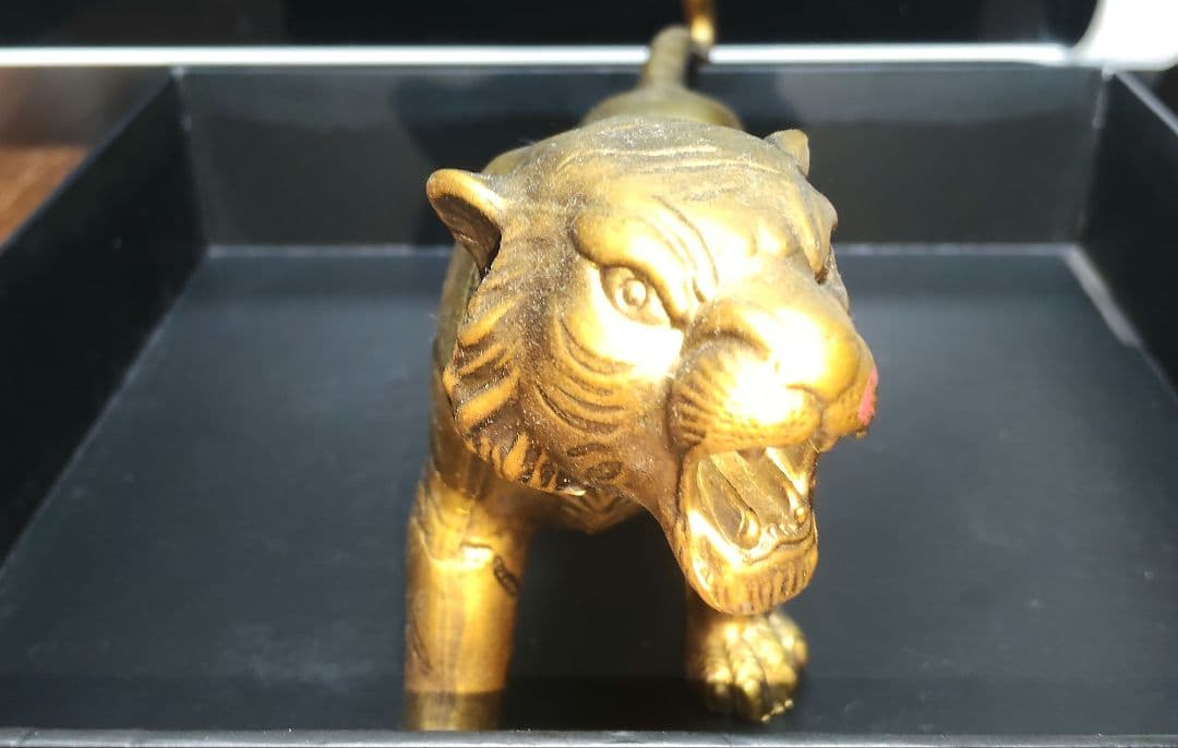 ​【縁起物】 虎 黄金 置物 銘入り 金属製 干支 寅 オブジェ