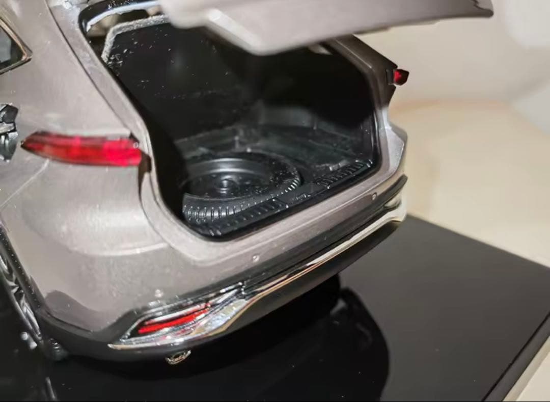 トヨタ ハリアー 1/18スケールモデルミニカー