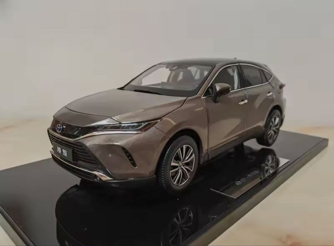 トヨタ ハリアー 1/18スケールモデルミニカー