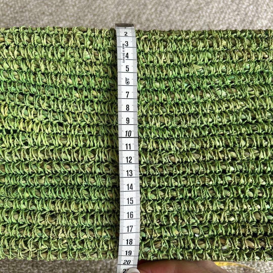 鮮やかなグリーンのカゴバック