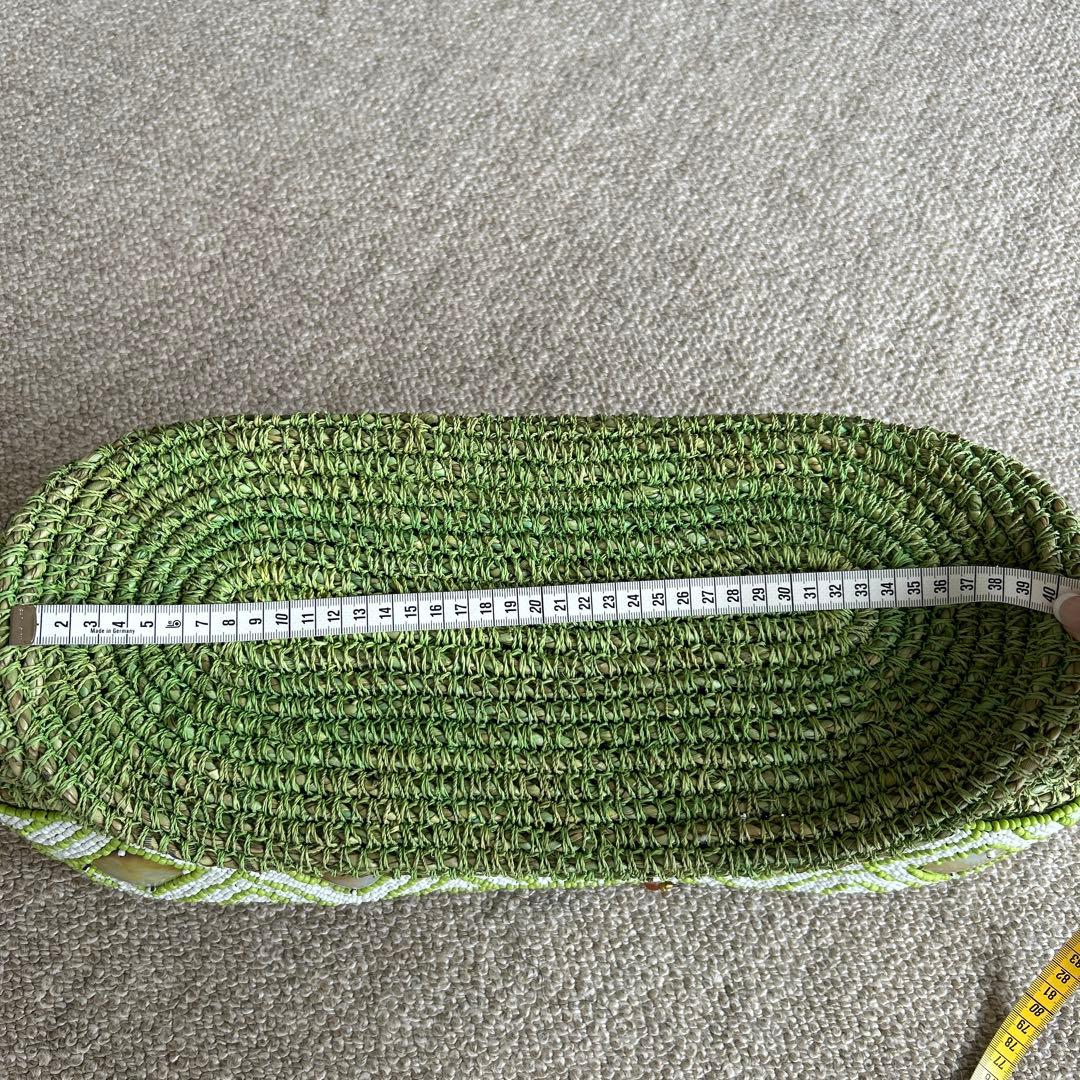 鮮やかなグリーンのカゴバック