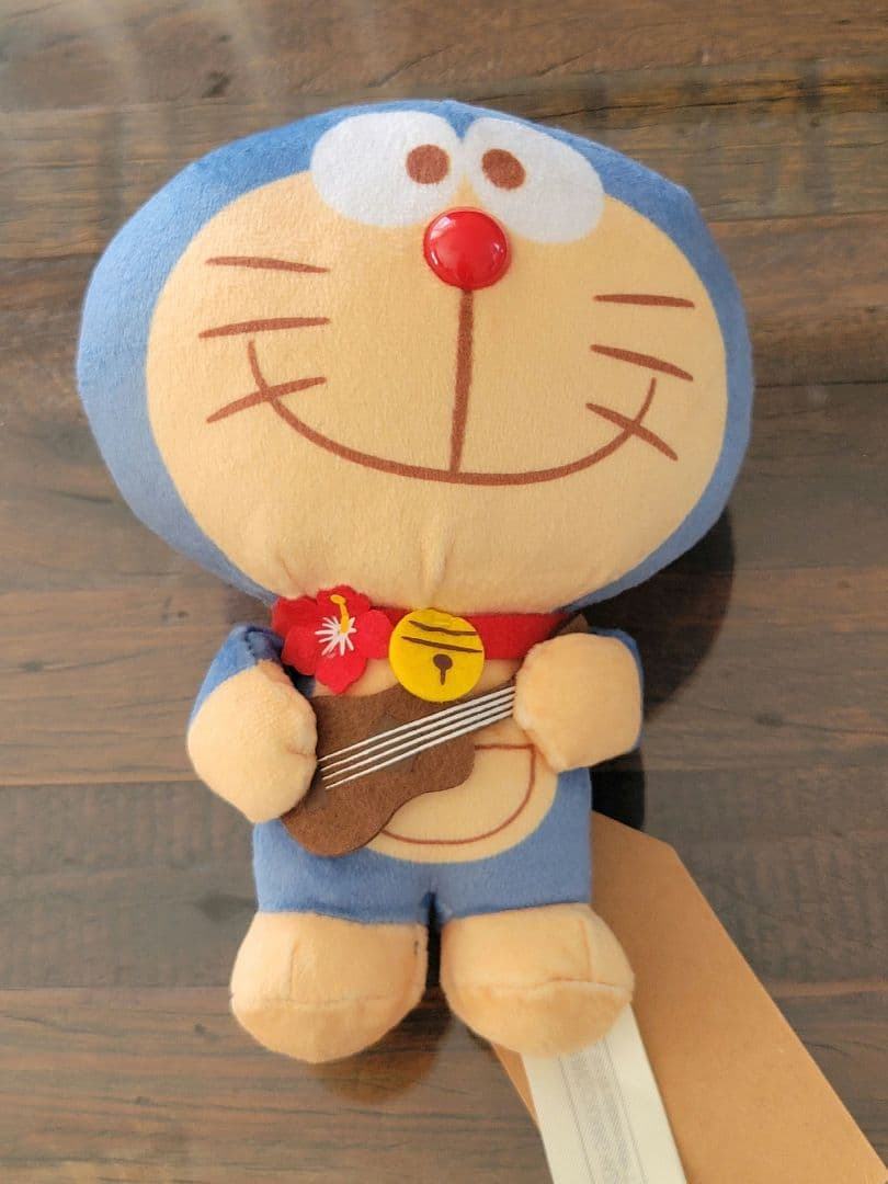 【新品ハワイ限定】日焼けドラえもん ぬいぐるみ マスコットウクレレ ハイビスカス