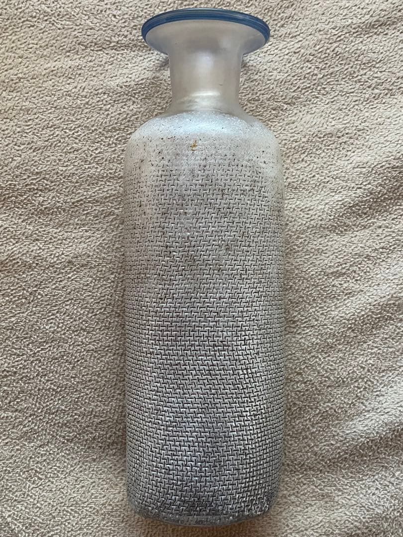 「コスタボダ」.ガラス製フラワーベース　押し網目状の独特なデザイン