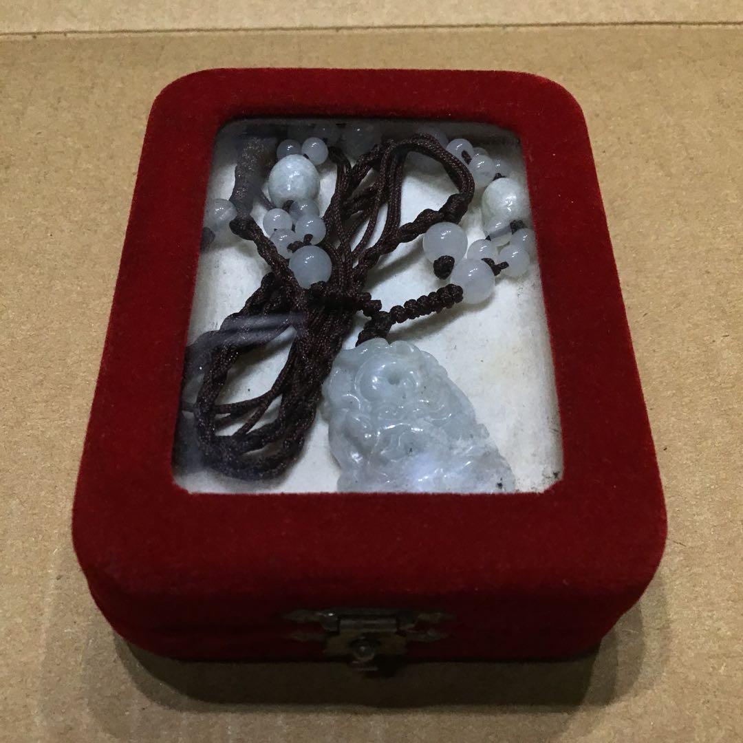 翡翠の彫刻ネックレス