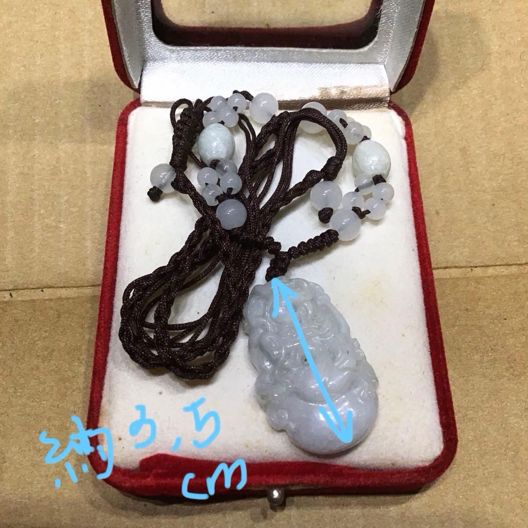 翡翠の彫刻ネックレス